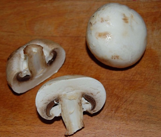 Разрезаем грибы на две равные части