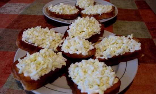 Бутерброды с яйцами и чесночком