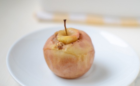 Как запечь яблоки в духовке целиком без начинки