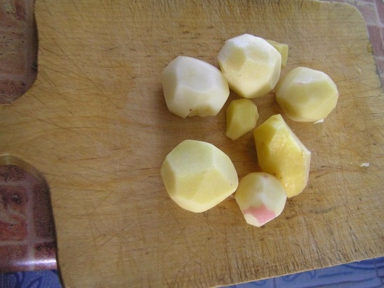 Картофельные клубни очищаем от кожуры, промываем и шинкуем