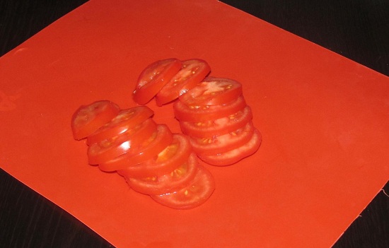 Свежие томаты промываем, обсушиваем и режем