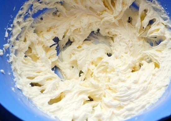 вводим сыр творожный и взбиваем крем до однородной структуры