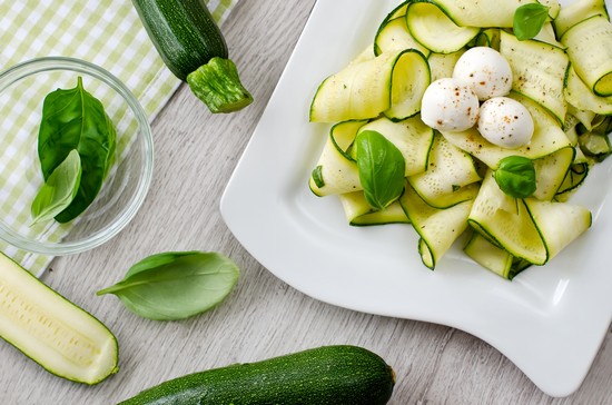 Салат из свежих кабачков: рецепты с огурцом и другие с фото