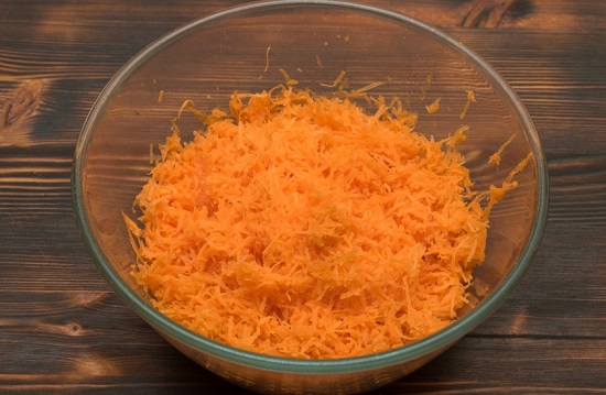 Морковь хорошенько промываем и измельчаем 