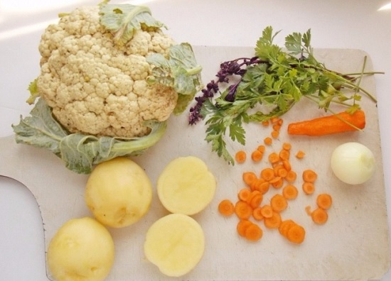 Картофелины разрежем на 2-4 части, лук измельчим кубиками