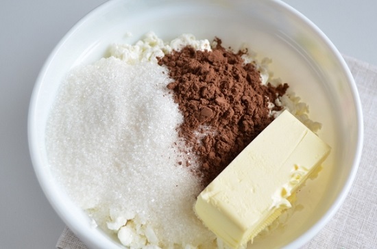 выложим сахарный песок, творог и порошок какао