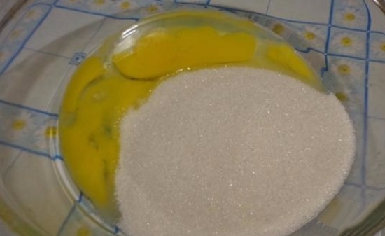 Яйца вбиваем в глубокую чашу и вводим 1 ст. сахарного песка