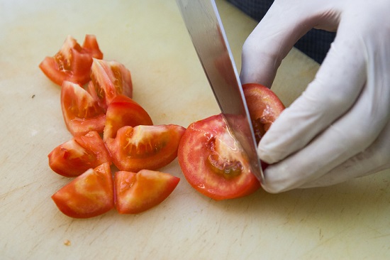 Нашинкуем средними дольками томат