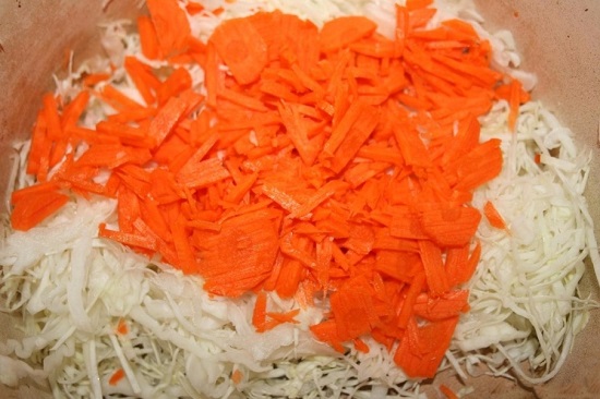 Трем морковь на крупной терке