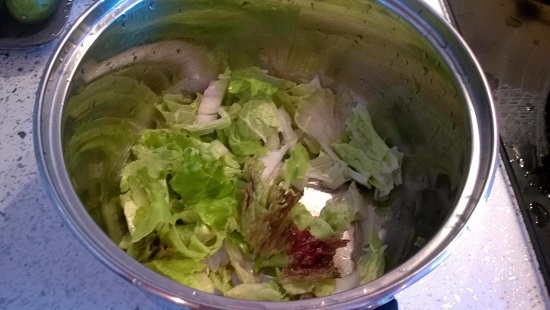 Можно измельчить салатные листья ножницами