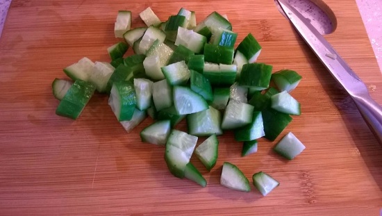 Срезаем крайнюю часть огурца и режем овощ