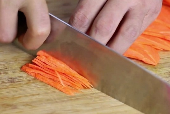 Морковь чистим и промываем