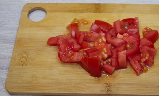 опустите помидоры на пару минут в кипяток