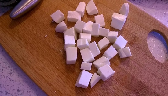 Сыр Фета шинкуем кубиками