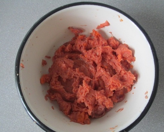 Перекручиваем в мясорубке морковь с мясом