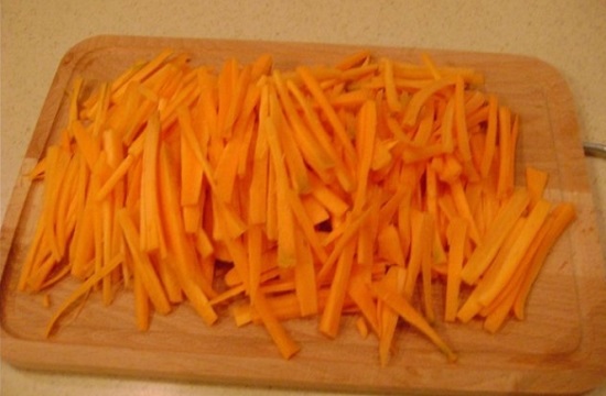 очистим и измельчим на терке по-корейски морковь