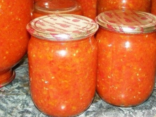 аджику из помидоров и сладких перцев с добавлением моркови