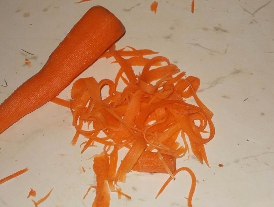 С помощью овощерезки нашинкуем морковь