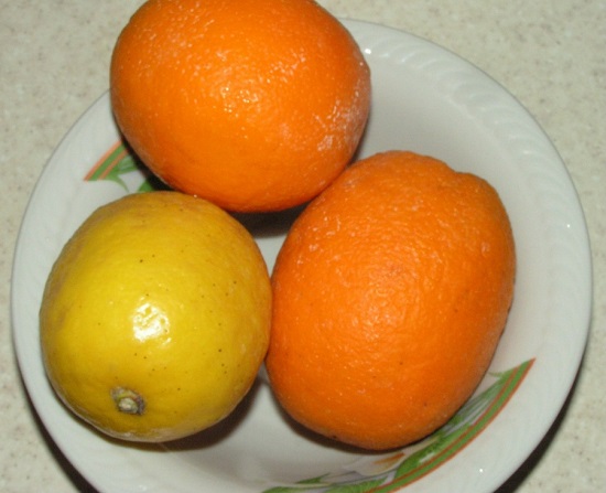 Цитрусовые фрукты промываем щеточкой
