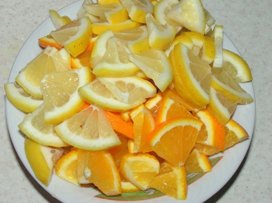 Нарезаем лимон с апельсинами небольшими дольками