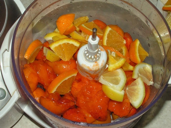 Соединяем цитрусовые с абрикосами и измельчаем блендером