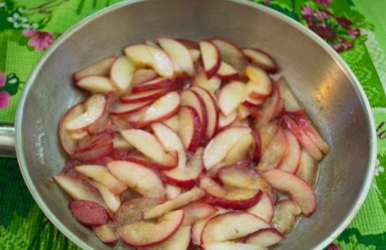 добавим яблоки и перемешаем