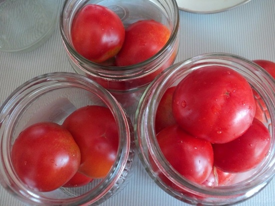 Желательно выбирать томаты среднего размера