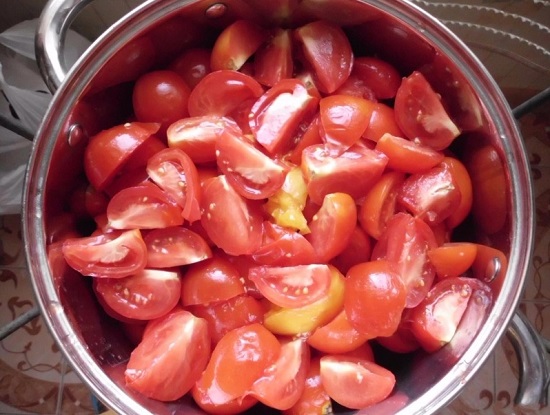 Разрезаем томаты на четыре части