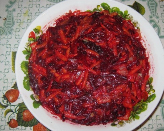 Овощи соединяем в отдельной посуде и вводим томатную смесь