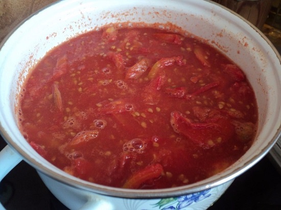 провариваем томатную массу примерно 5-7 минут