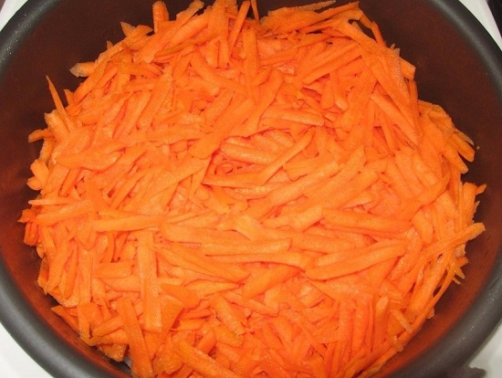 Морковь измельчим на терке и добавим