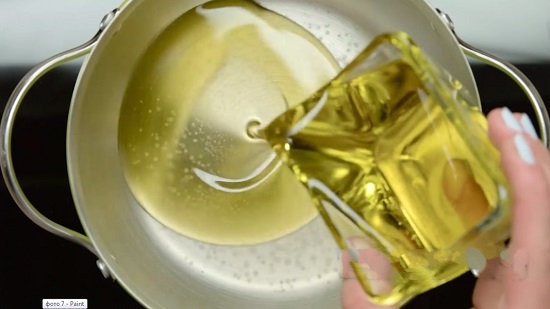 наливаем оливковое рафинированное масло