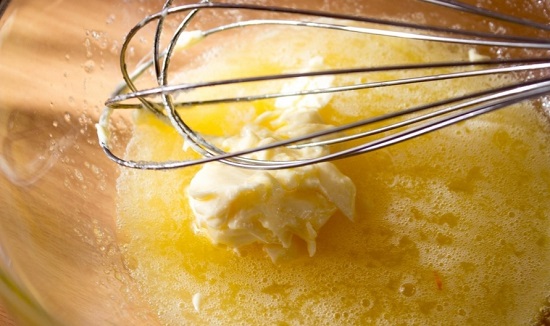 Масло мягкое сливочное добавляем в яично-сахарную массу 