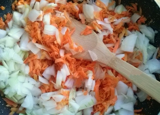 Лучок с морковью чистим и измельчаем