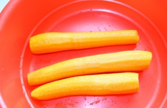 Морковь чистим и промываем, обсушиваем