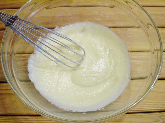 Масло мягкое сливочное смешаем с сахарным песком
