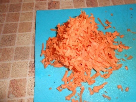 Очищаем морковь