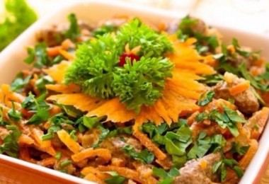 Салат из говяжьей печени: рецепты с фасолью, соленым огурцом, слоями