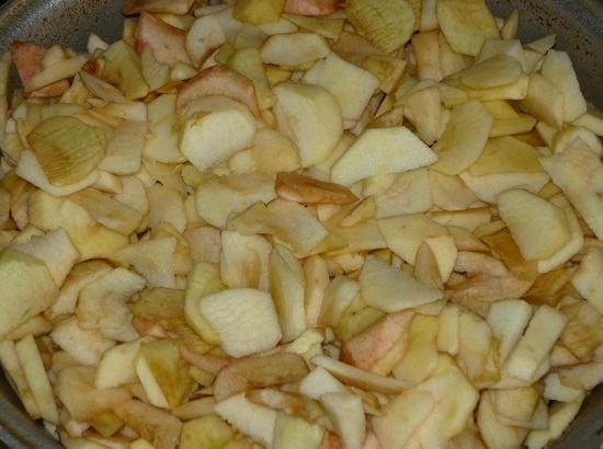 Нарежем яблоки тоненькими ломтиками