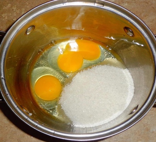 разбиваем яйца и добавляем сахарный песок