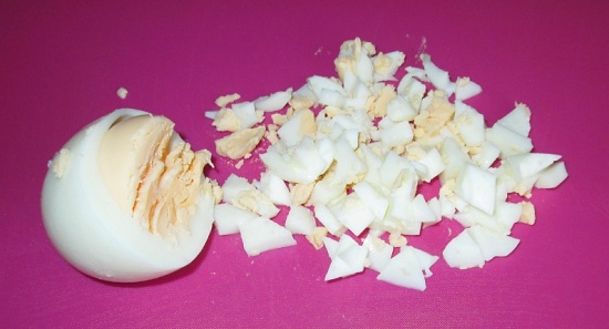 Яйца сварим вкрутую, остудим и очистим