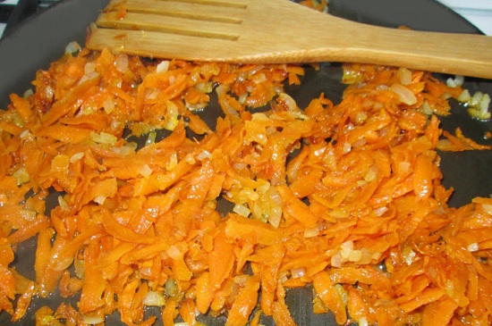 Пассеруем лук и морковь до золотистого оттенка