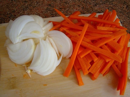Лук нарезаем в форме полуколец, морковь шинкуем 
