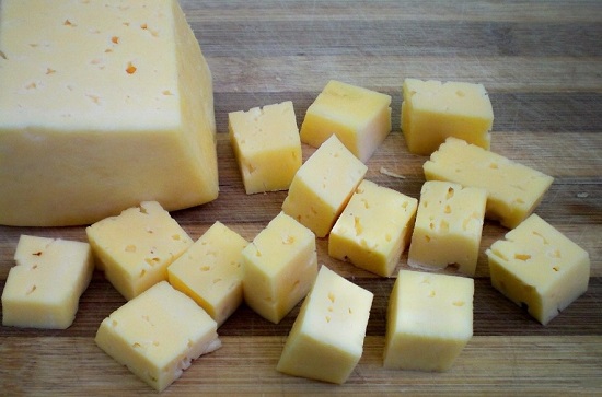 Сыр твердого сорта нарезаем небольшими кубиками