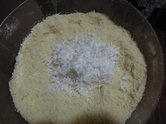 Добавляем в тесто приготовленную кокосовую стружку