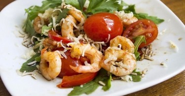 Салат с креветками и помидорами: рецепты пошаговые на выбор