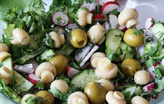 Соединяем овощи и зелень в салатнице