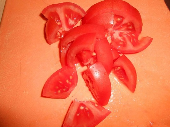 Измельчаем помидоры