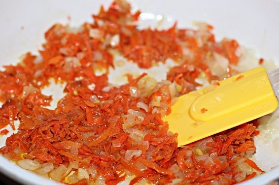 Добавляем морковь в сковороду, перемешиваем и пассеруем 