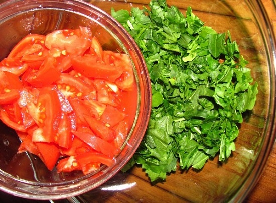 Режем помидоры дольками и добавляем в салатницу